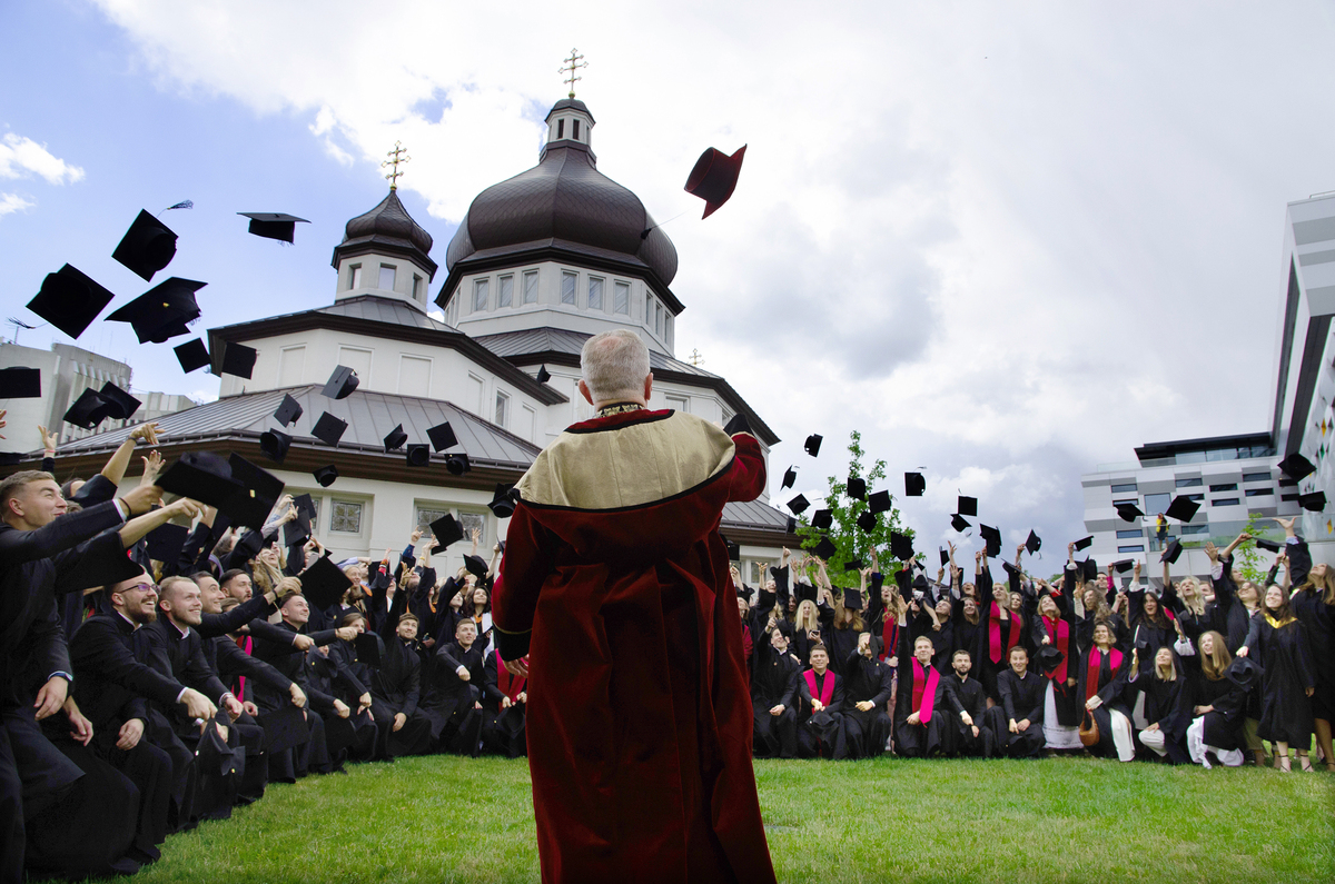 Випускники