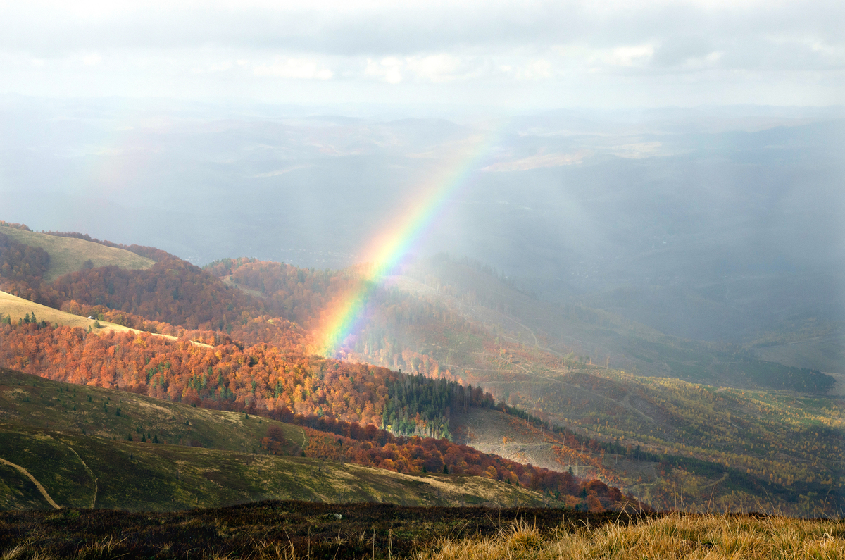 Веселка у горах