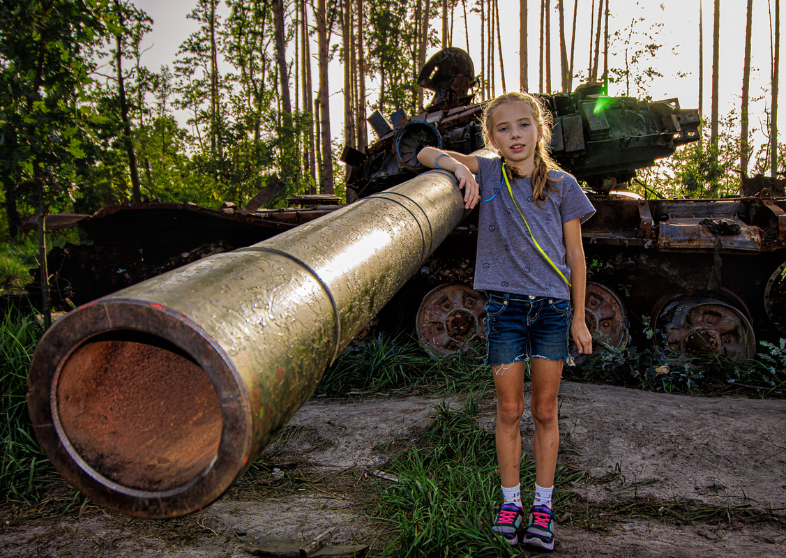 Дівчинка і танк