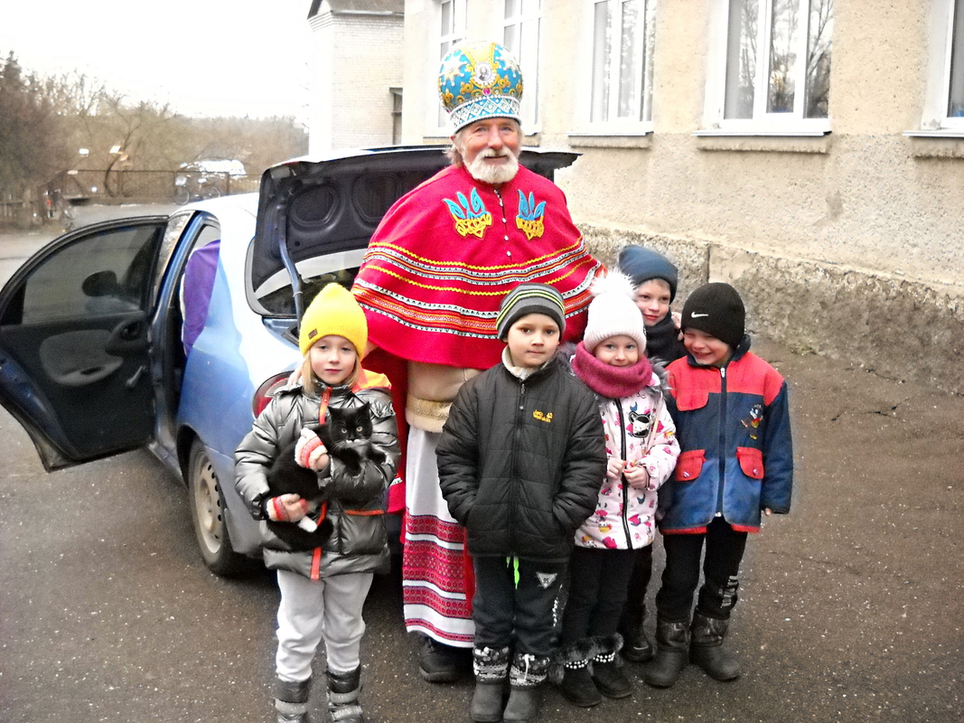 Св. Миколай з дітками.