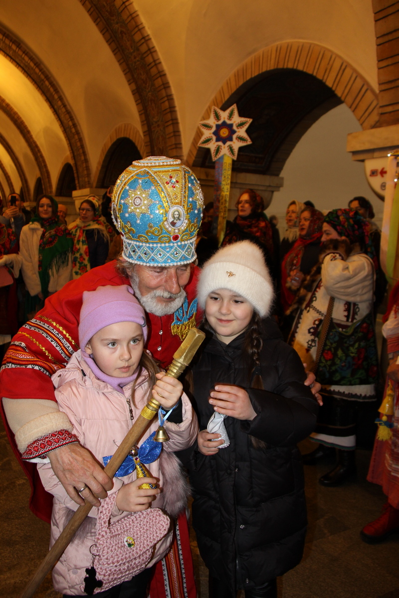 Дітки загадують бажання, тримаючись за чарівний посох.