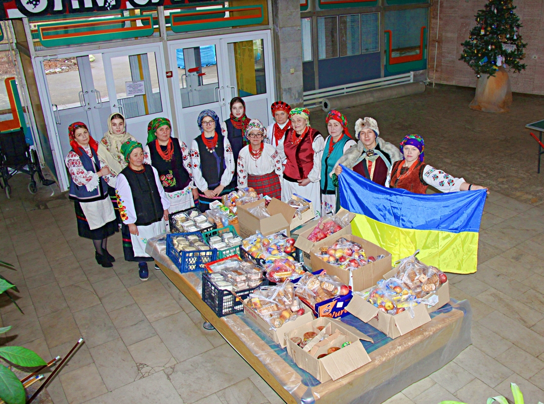 Гостинці і колядки чекають наших бійців.