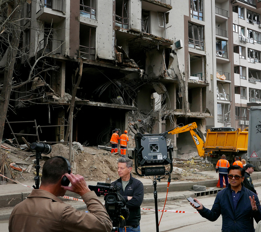 Влучання російської ракети в житловий будинок. Київ, квітень 2022. 