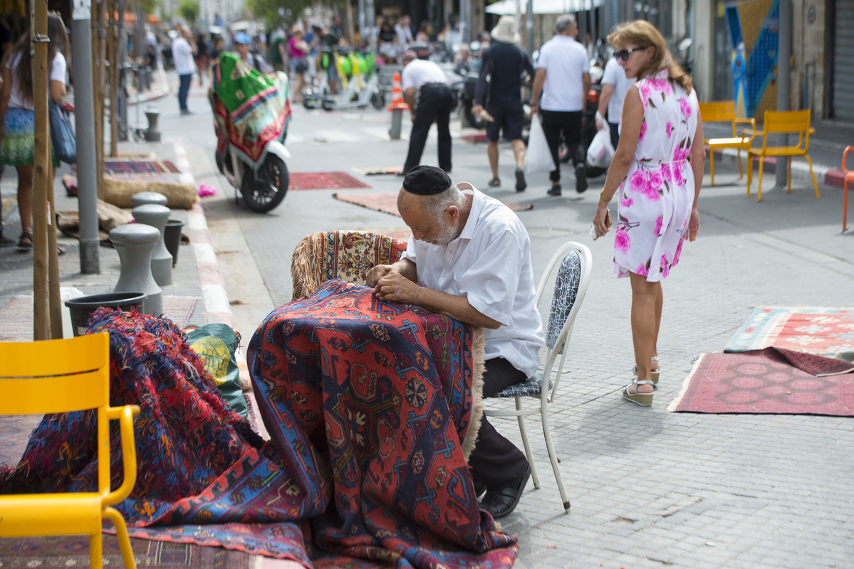 За роботою. Відновлення килима