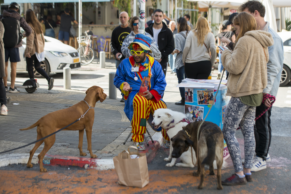 За роботою. Вуличний клоун