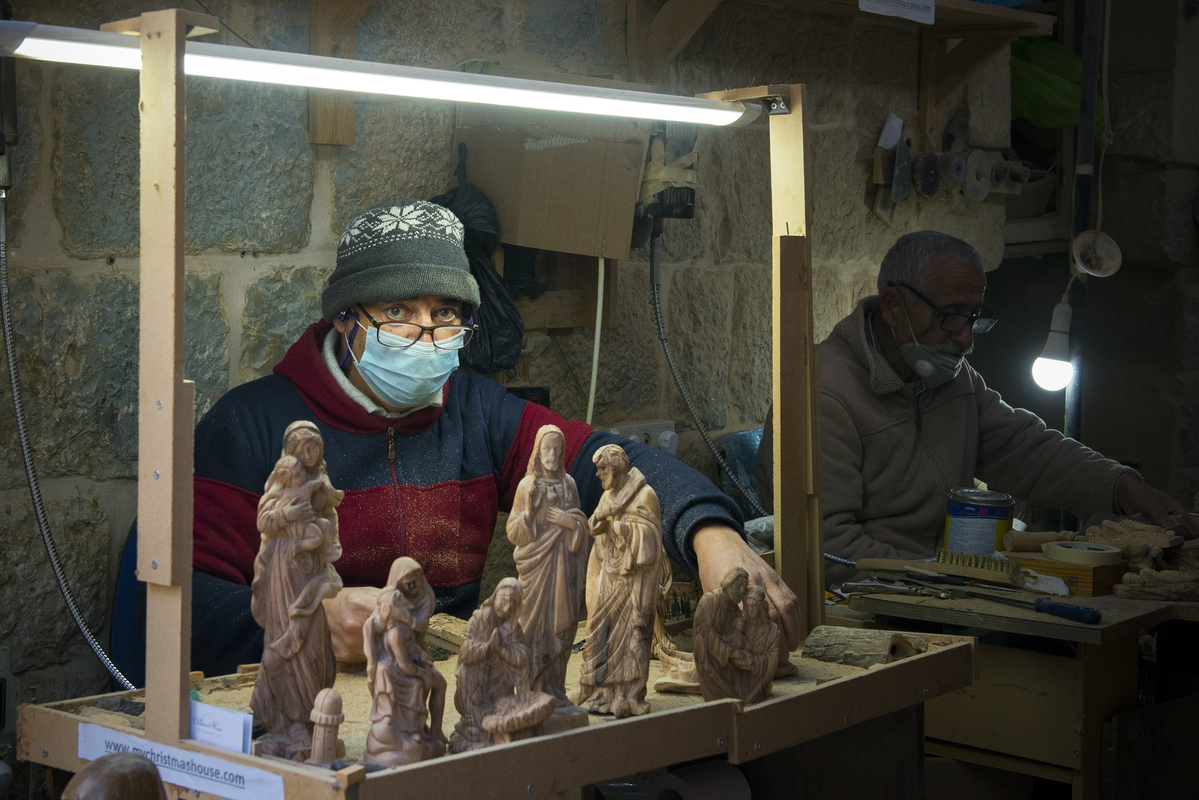 За роботою. Сувенірний майстер