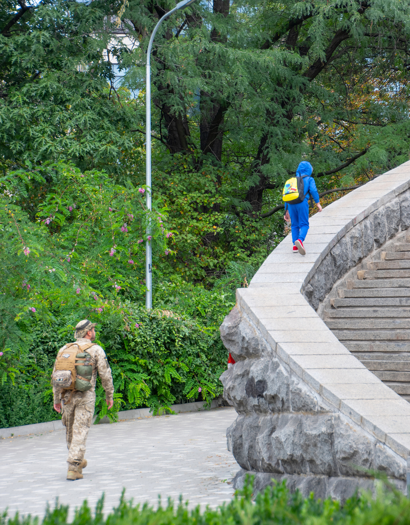 Український захисник з сином у Ботанічному саду