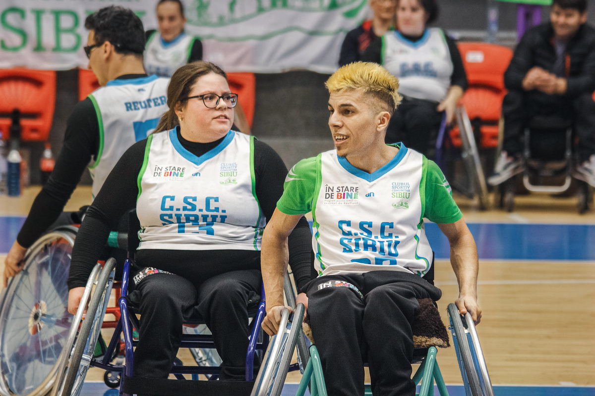 плече до плеча