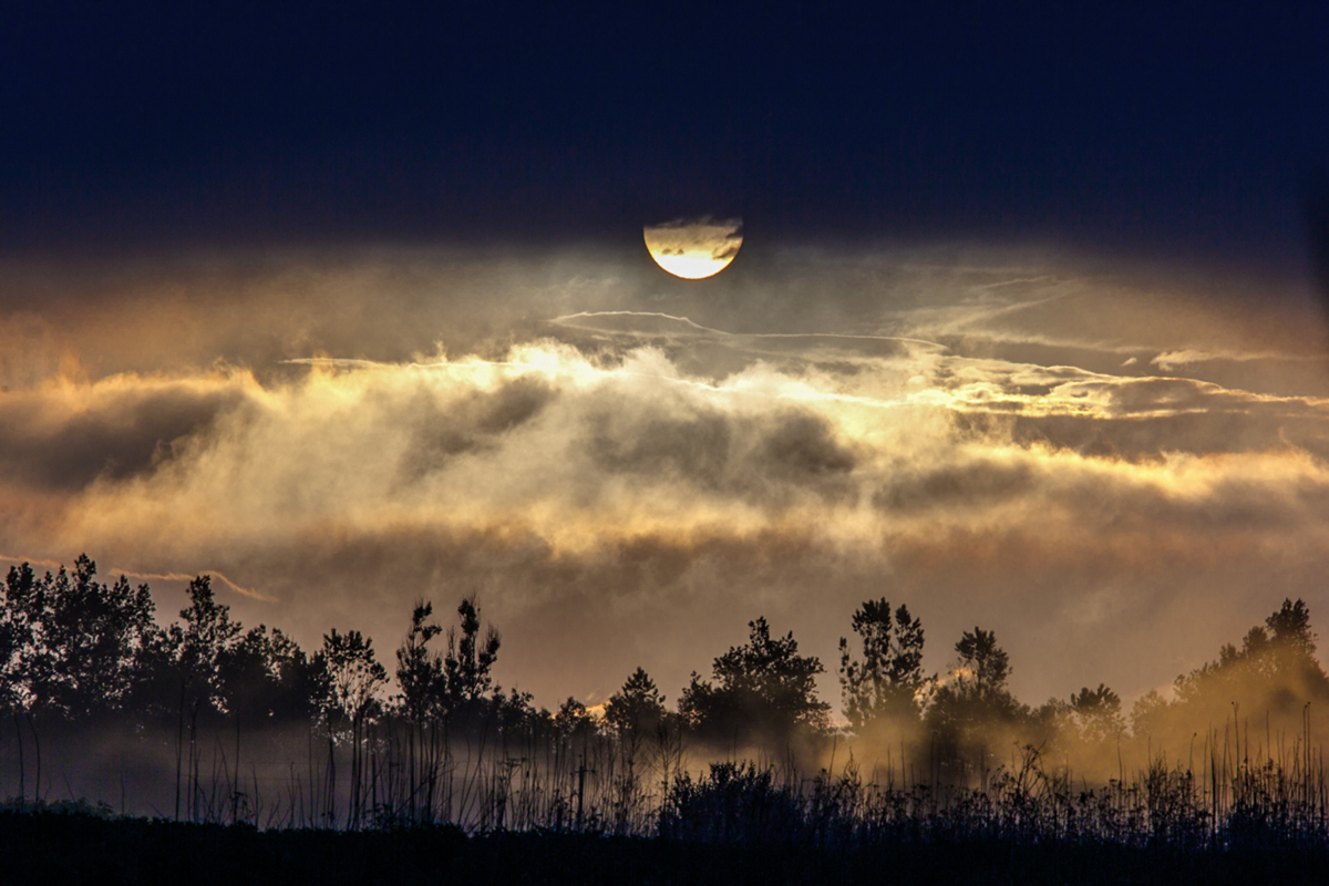 05.06.2022  м. Хуст Україна Похмурий світанок 