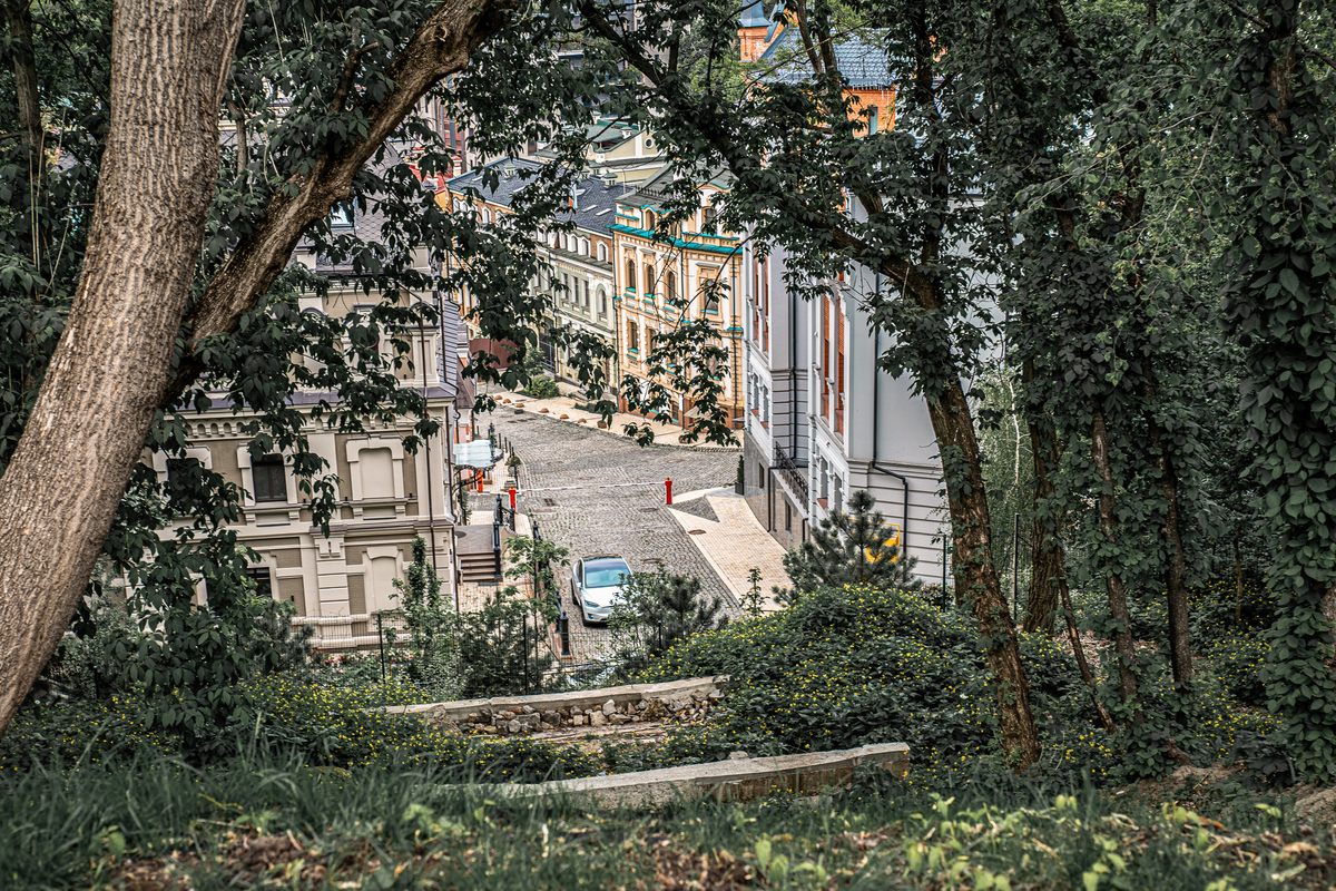 Місто у парку