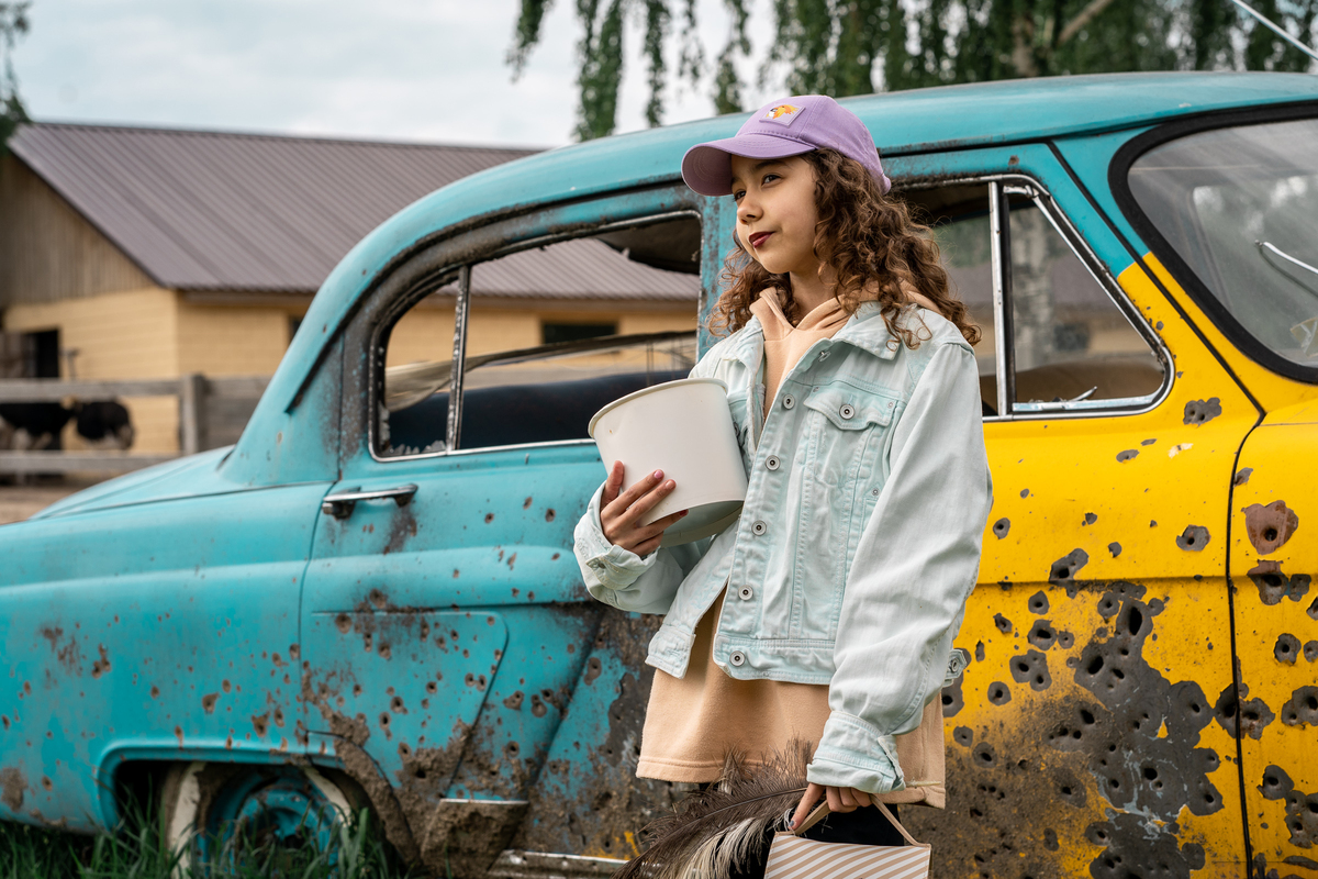 Дівчинка і машина. Травень 2022, с. Ясногородка, Київська обл., Україна