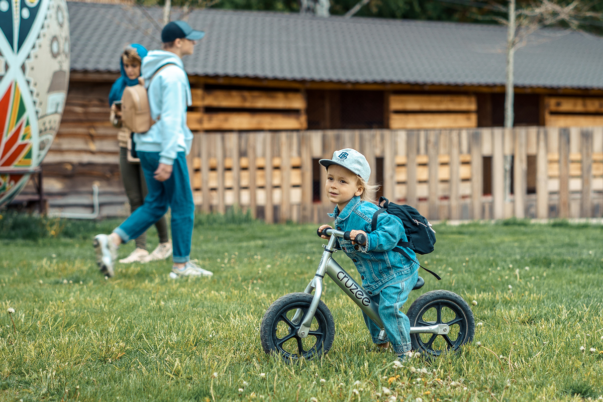 Юний велосипедист. Травень 2022, с. Ясногородка, Київська обл., Україна
