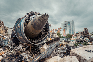 Літак у дворі