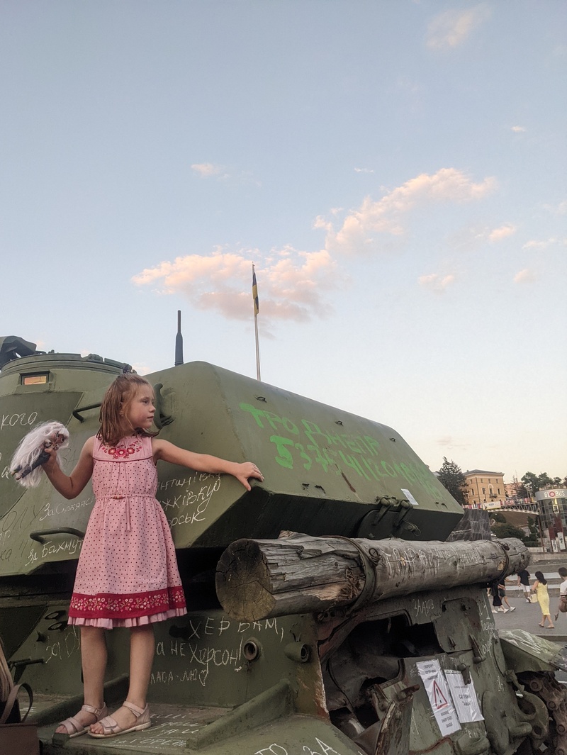 Дівчинка з лялькою