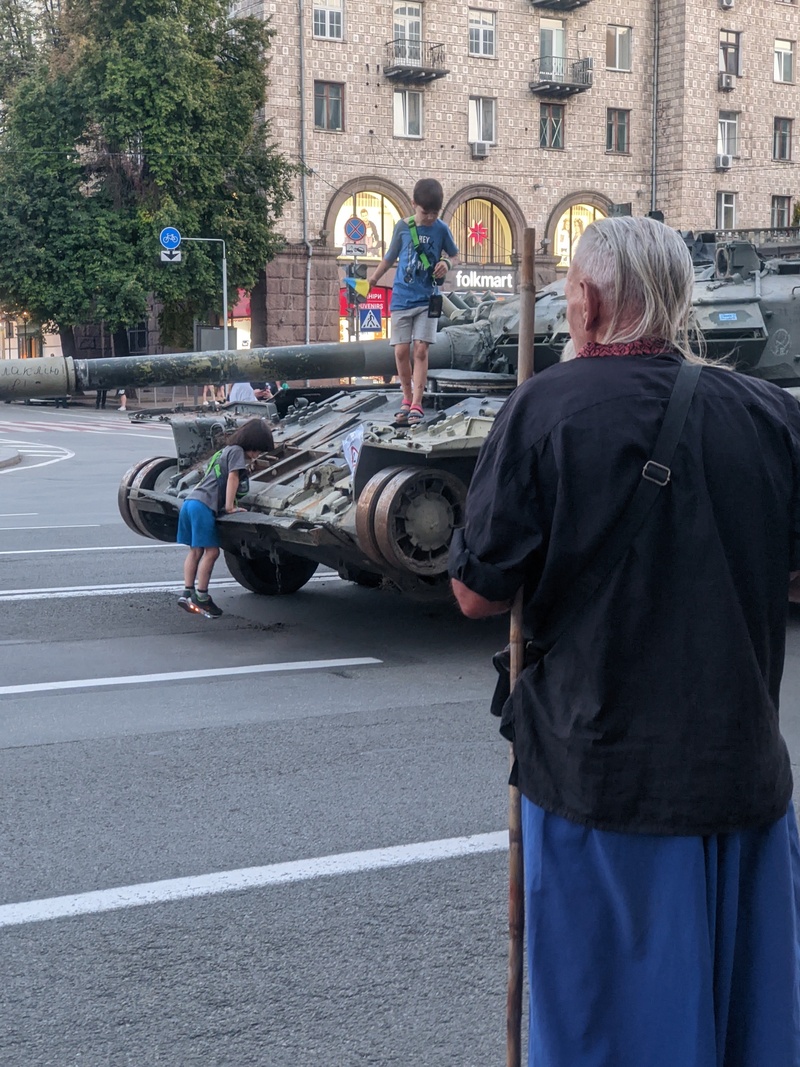 Дід із дітьми