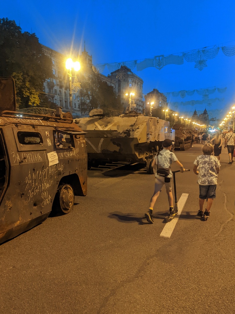 Діти на самокатах