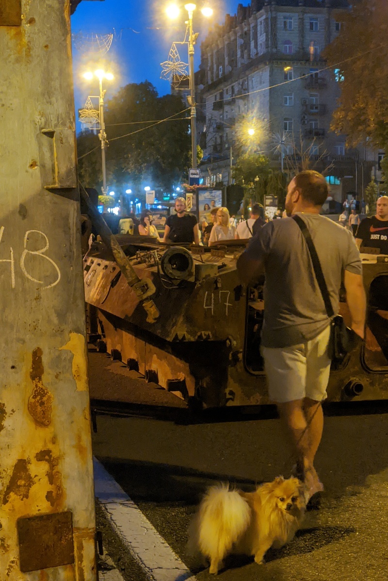 Чоловік із песиком