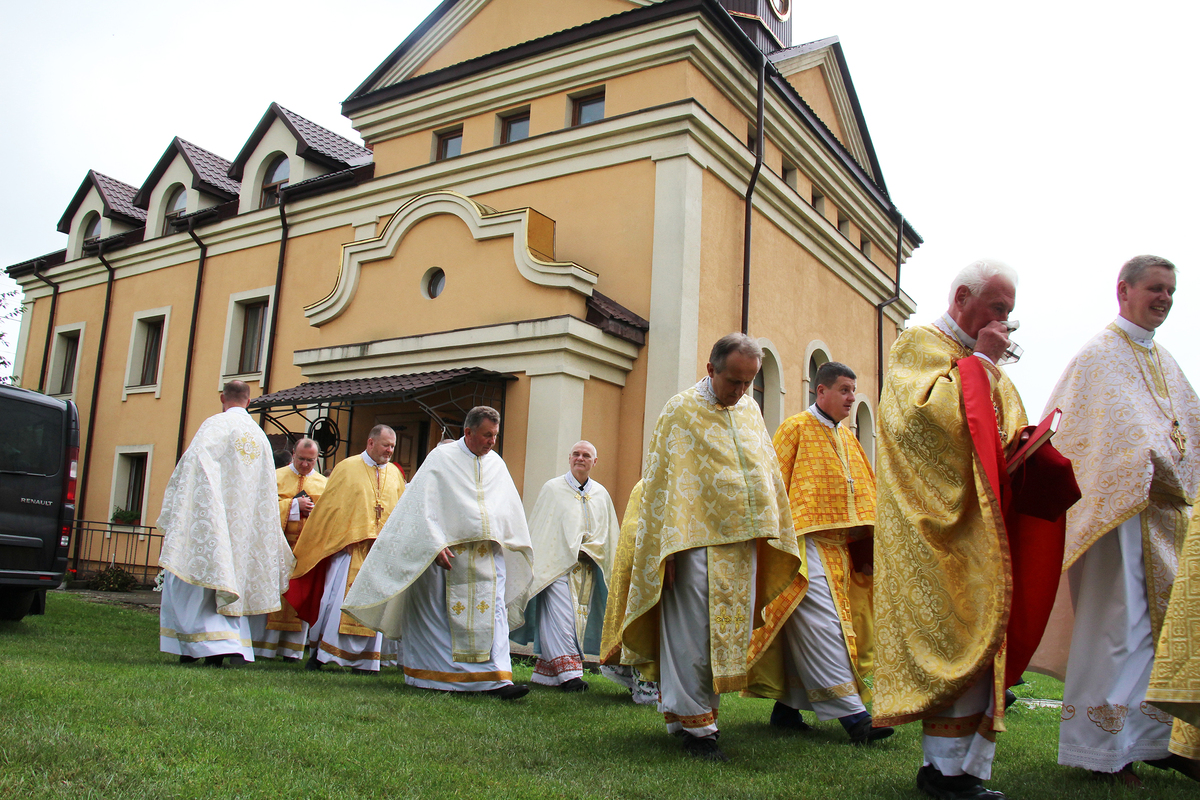 Священики прямують до місця відправи.