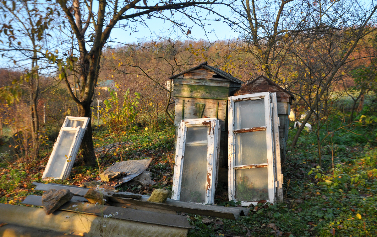 Закинуті дерев'яні віконні рами.