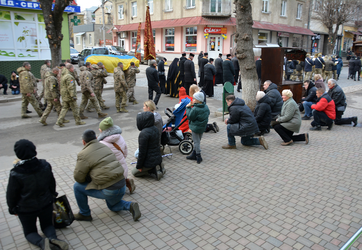 Зустріч домовини з тілом загиблого земляка-героя.