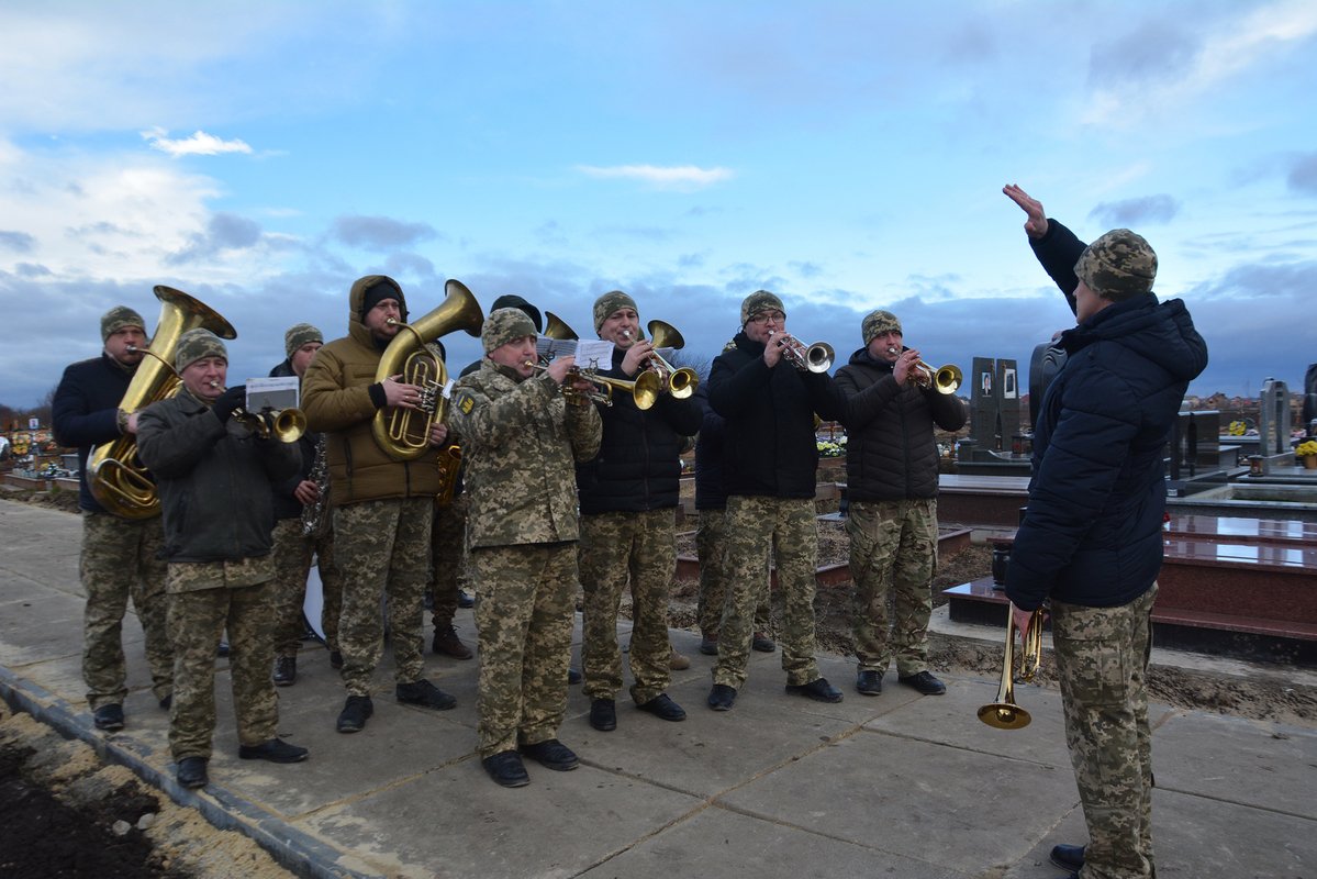 Духовий оркестр грає під час похорону загиблого військового ЗСУ.