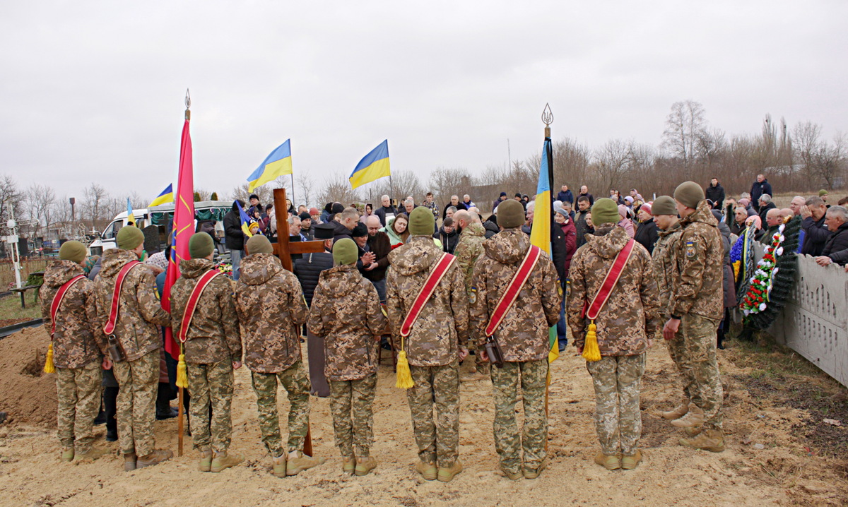 Цвинтар... Полинув до Воїнів Світла...