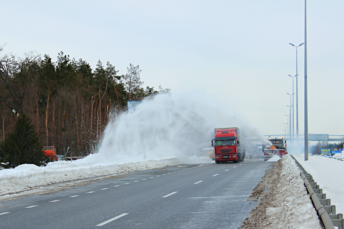 Прибирання дороги.