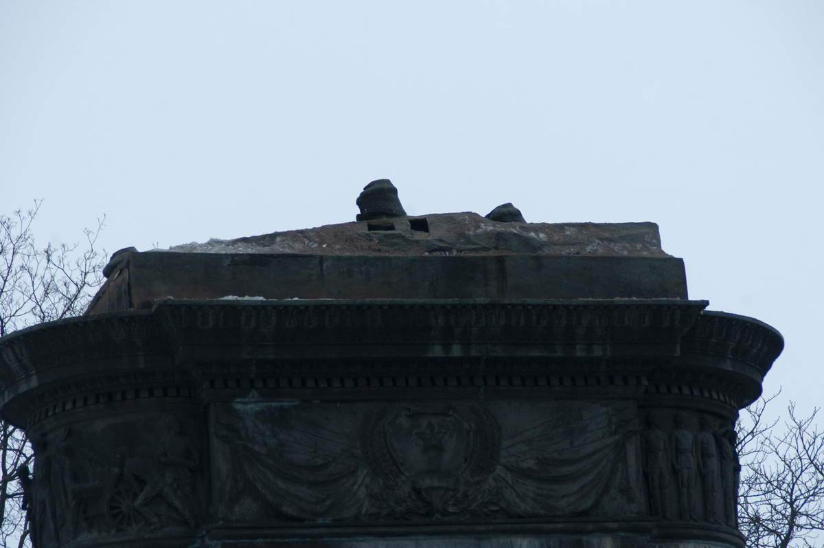 Місто порожніх монументів