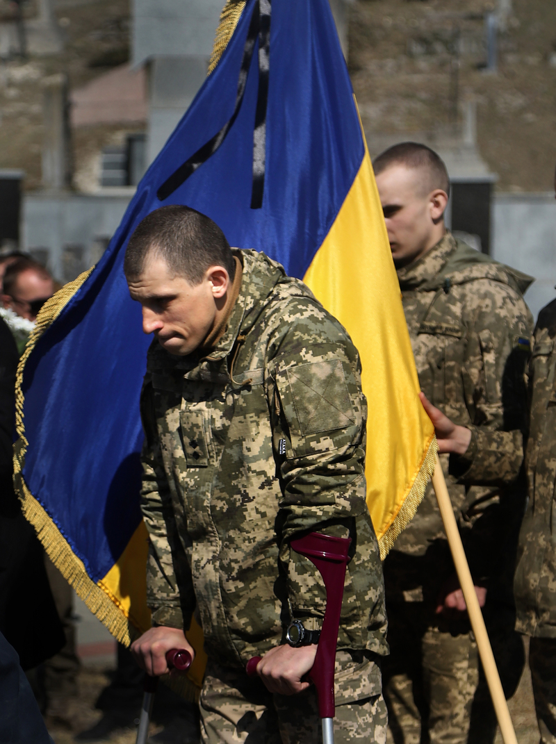 На прощанні з бойовим побратимом