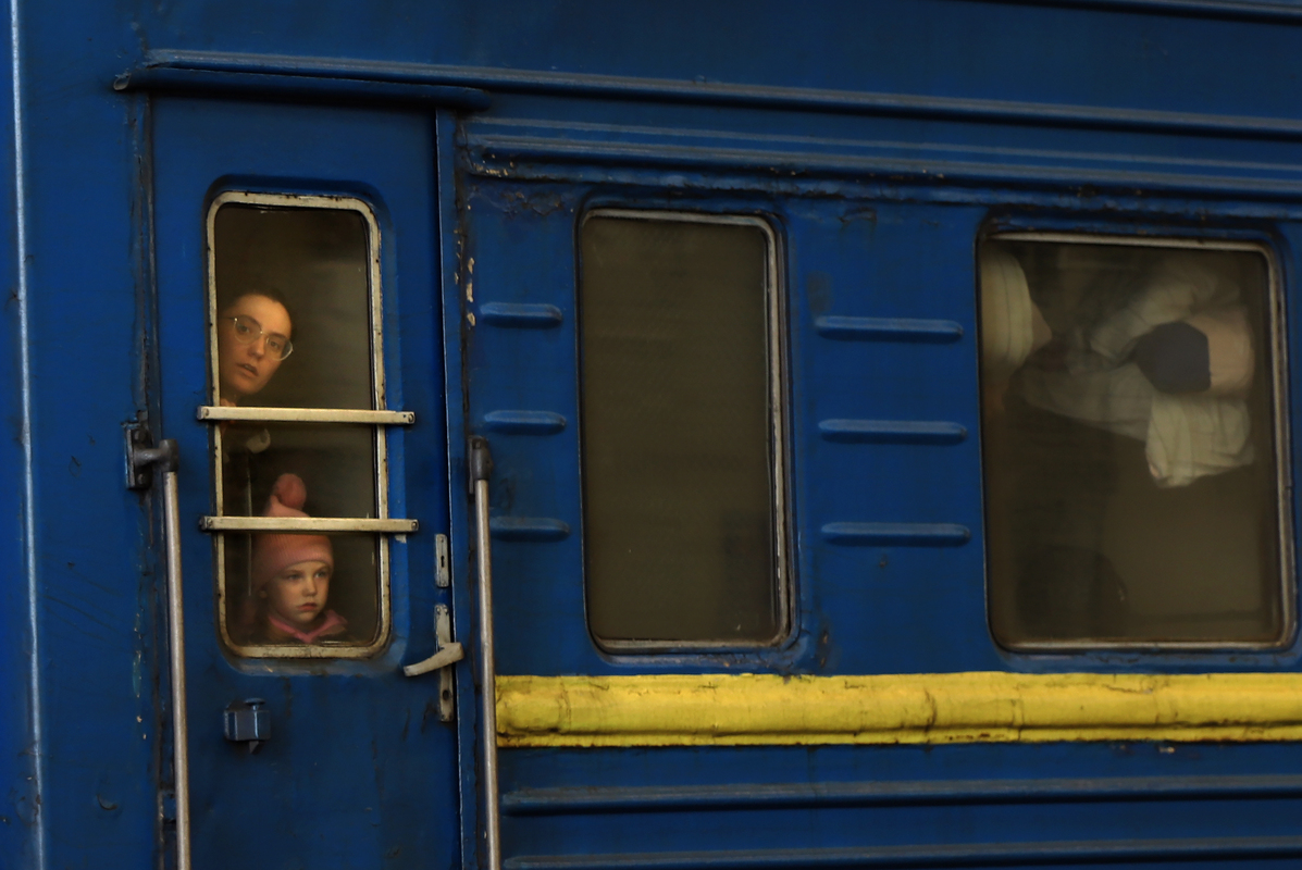 3 Люди втікають від війни