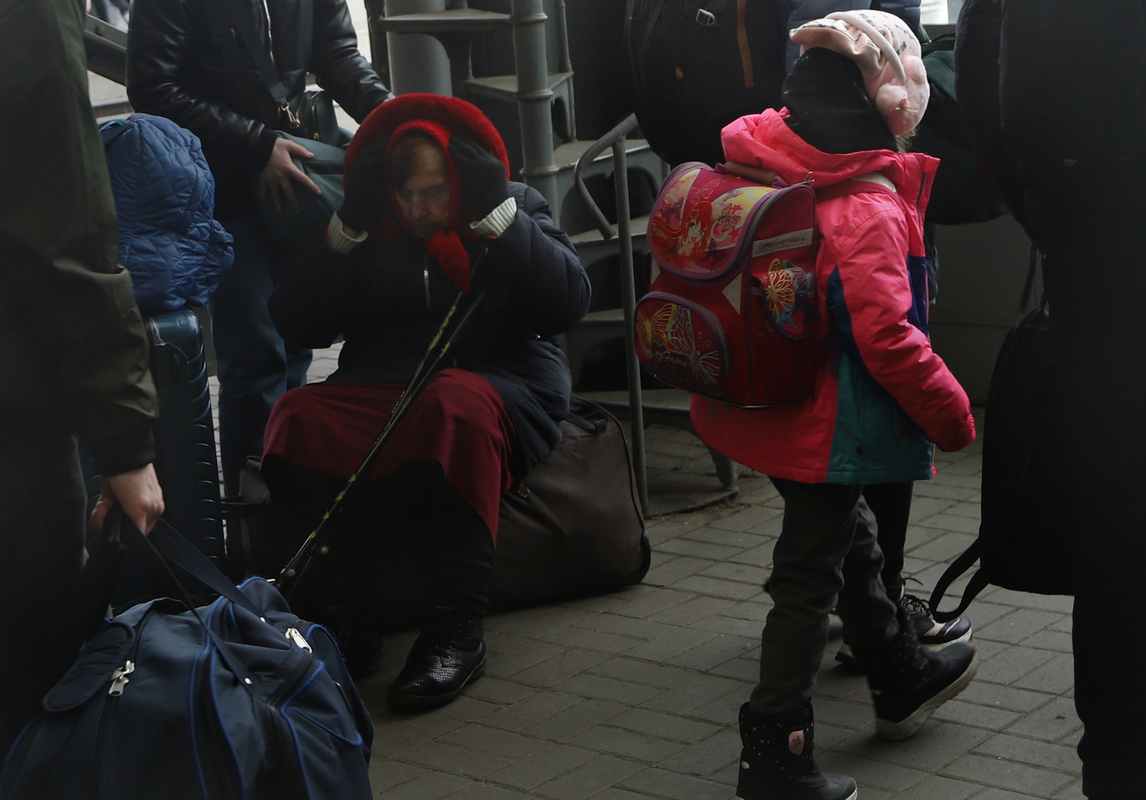 5 Люди втікають від війни