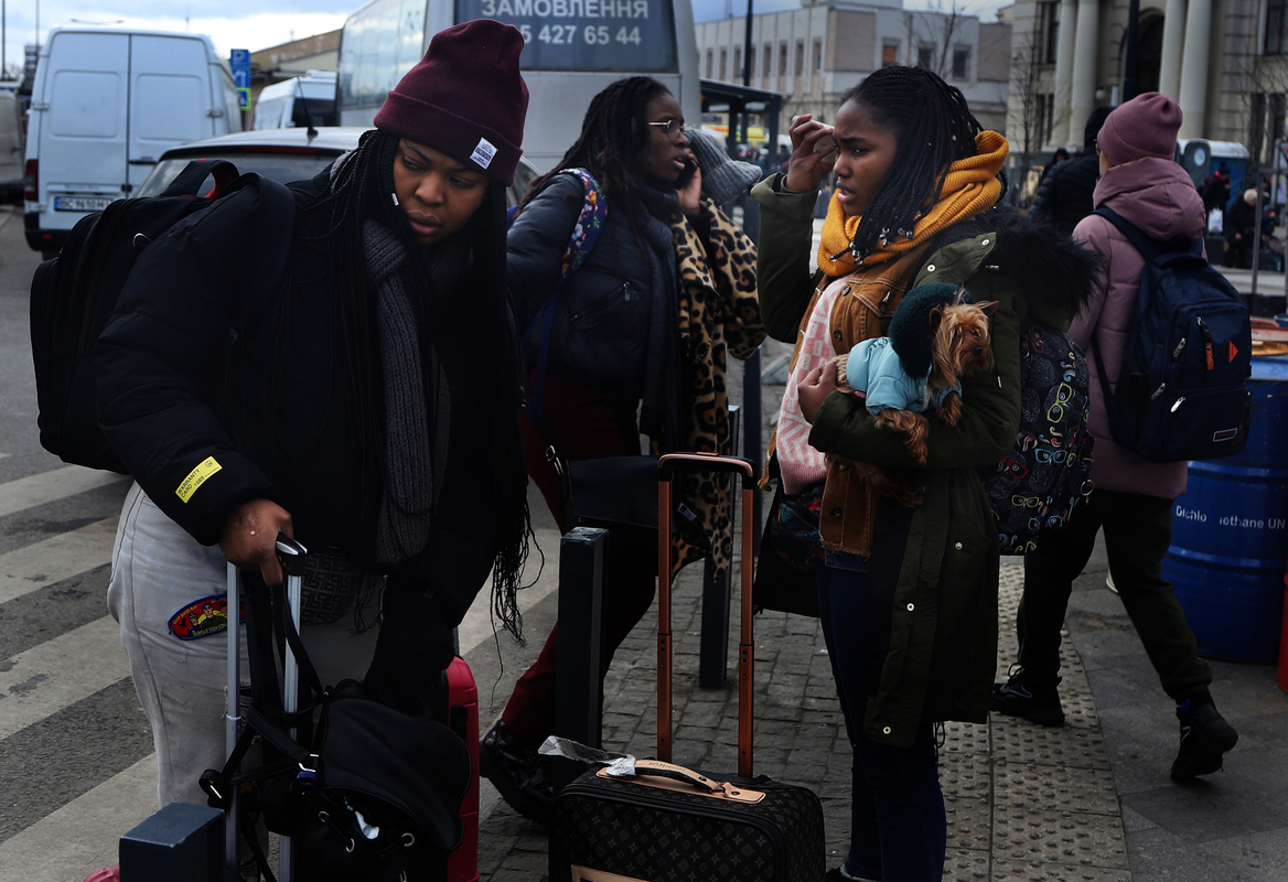 6 Люди втікають від війни