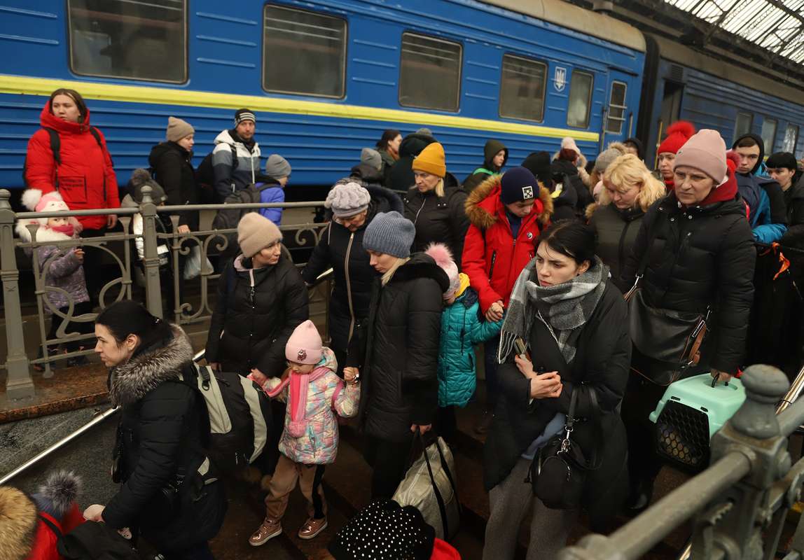 8 Люди втікають від війни