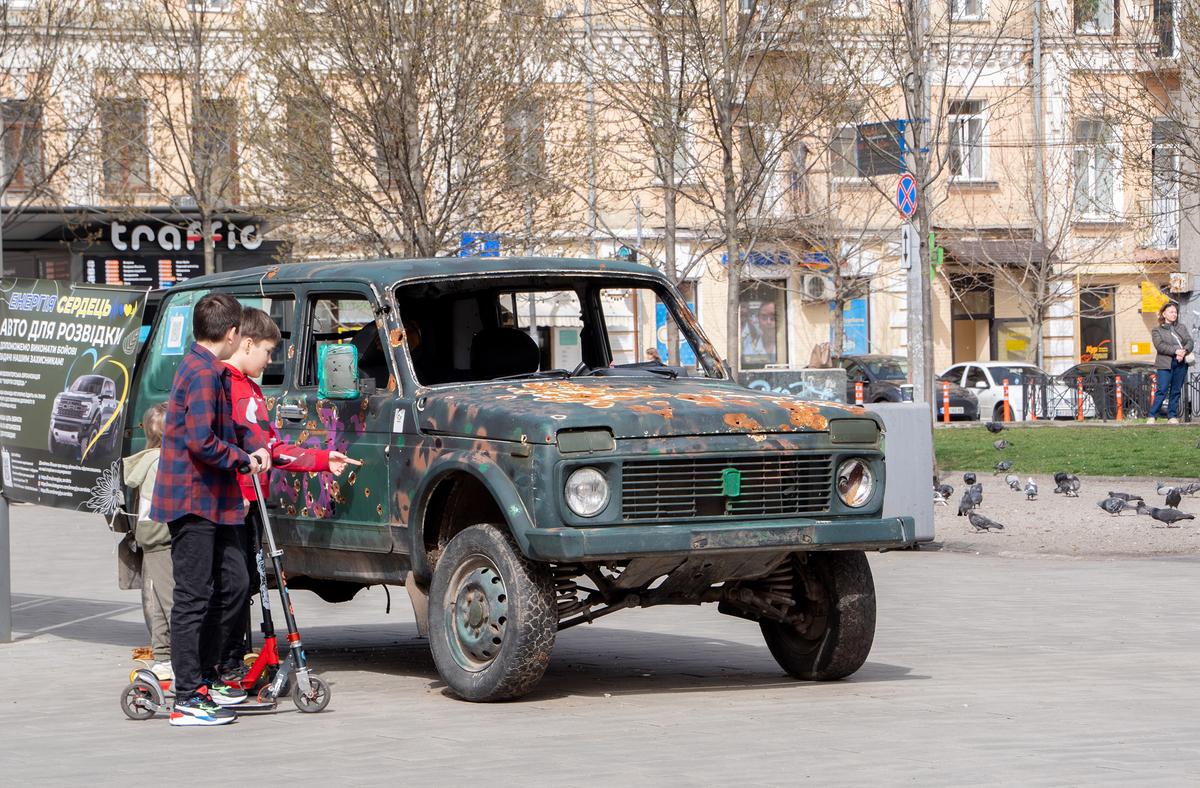 Хлопчики розглядають фронтову машину