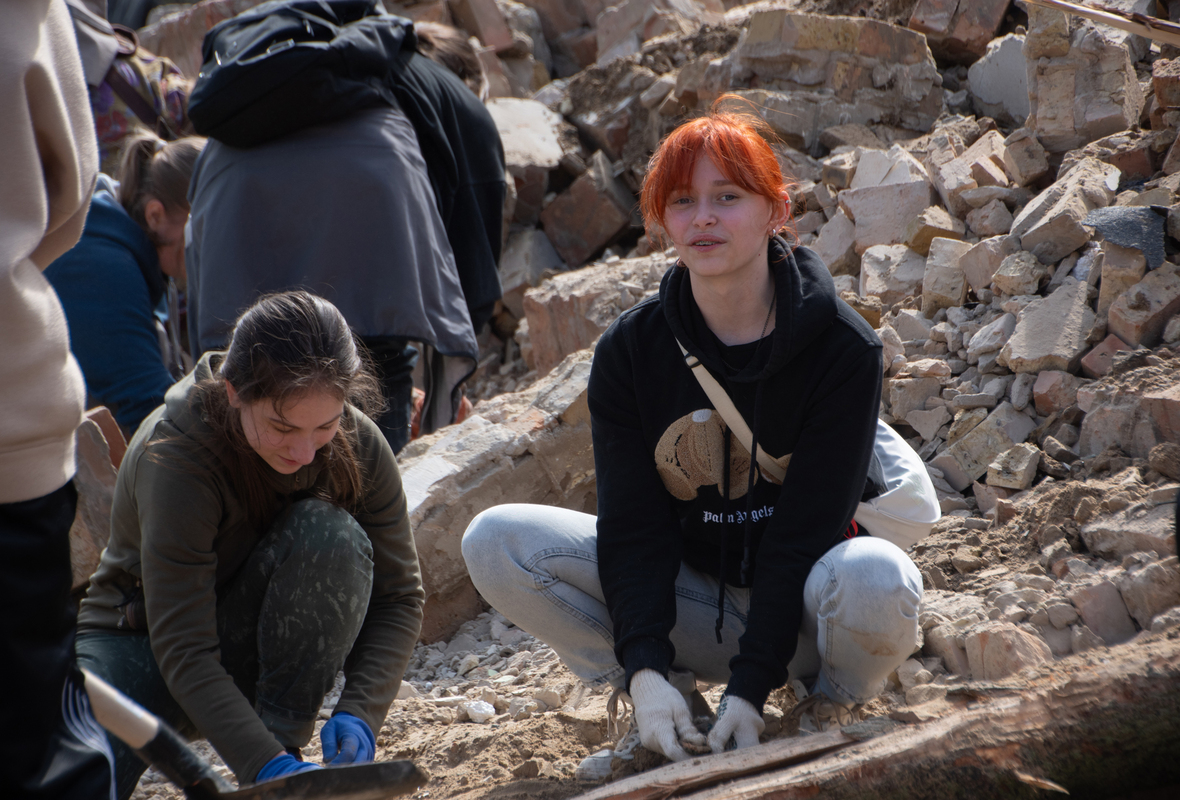 Студентки на прибиранні завалів