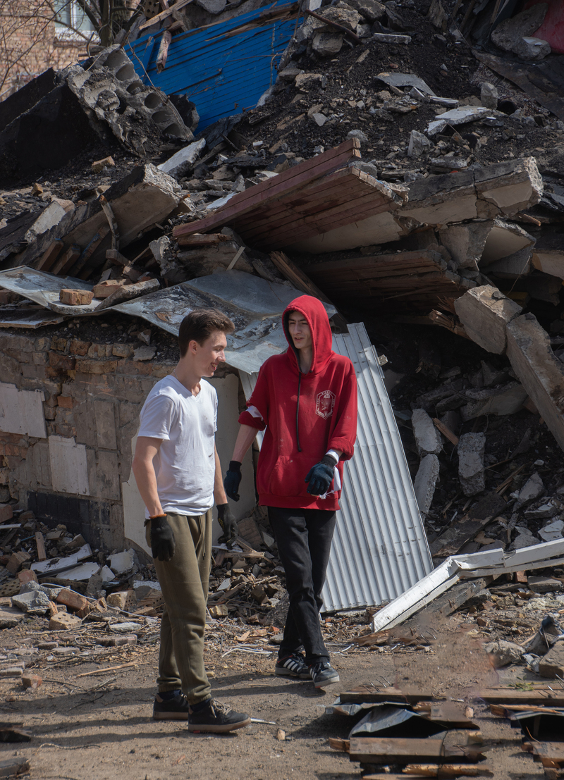 Студенти Академії на фоні руїн Академії