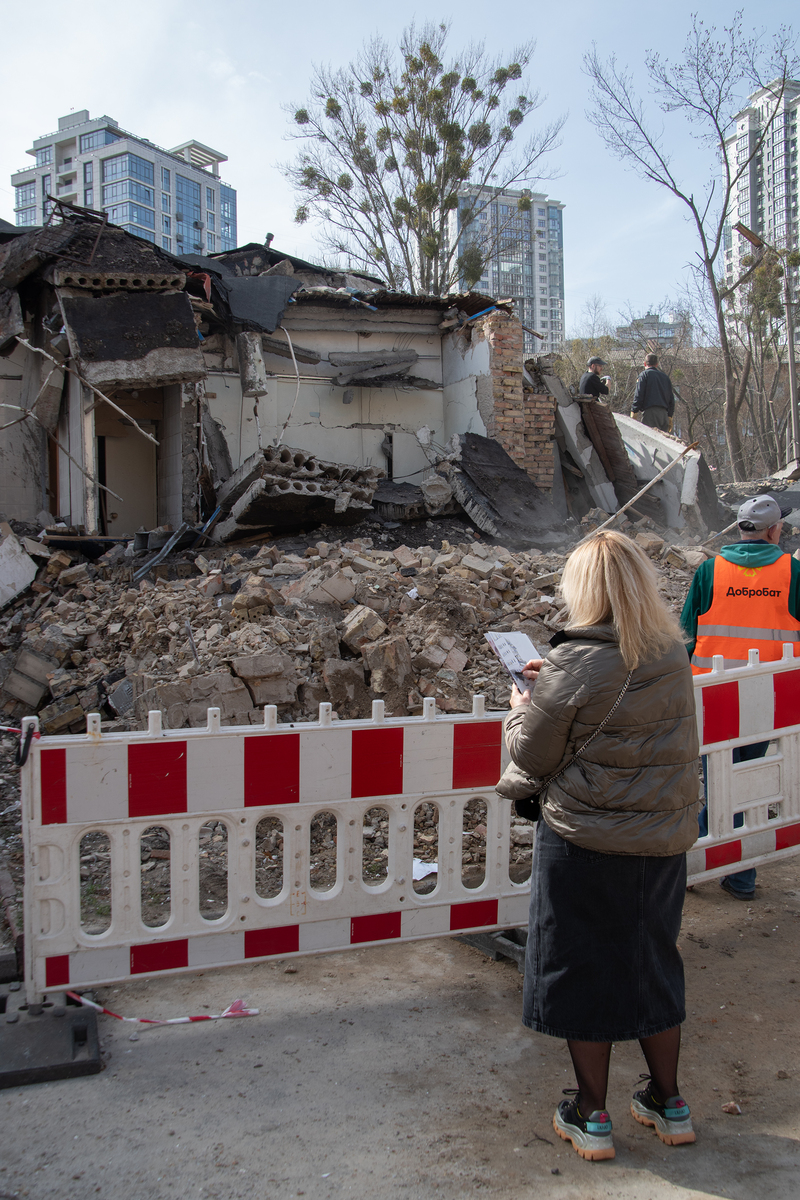 Викладачка Академії замальовує наслідки руйнування