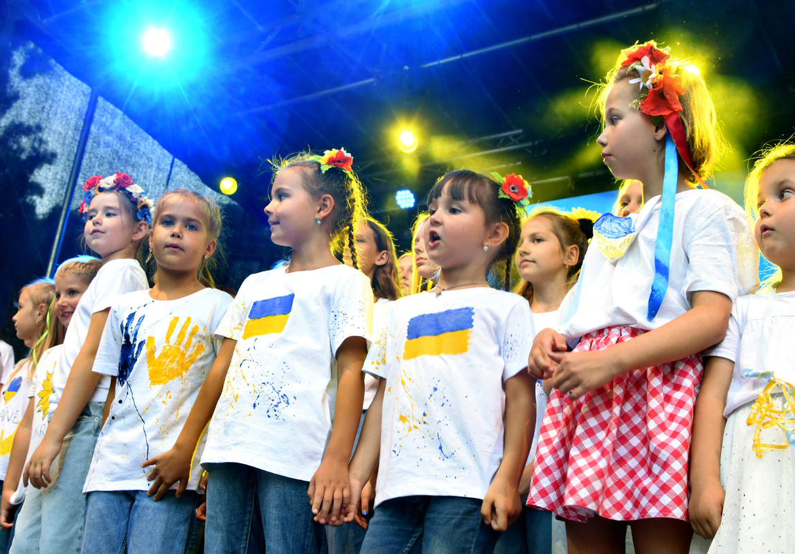 Лине пісня про Україну Діти біженців з України виконують пісню 