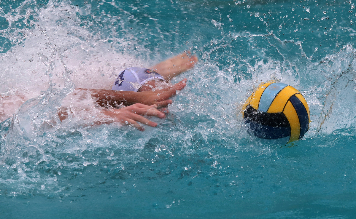 Хто перший заволодіє мячем