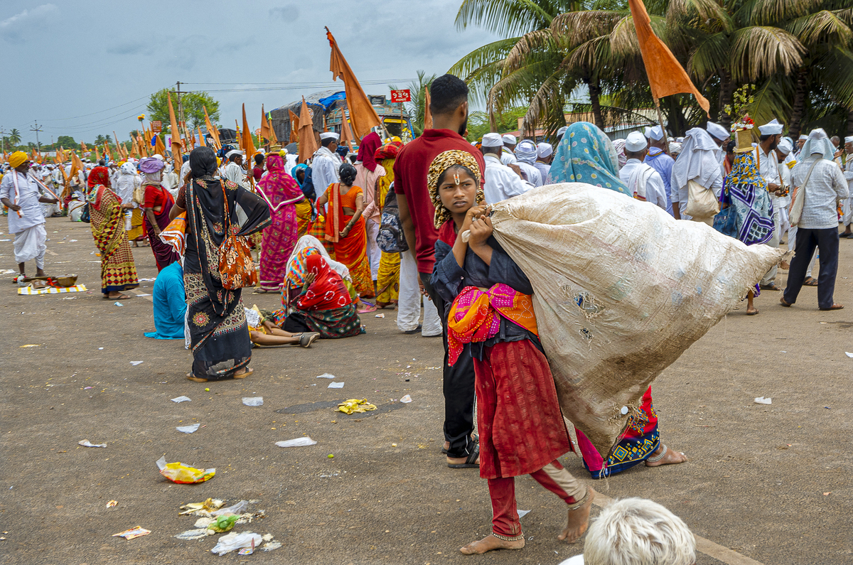Child carrying trash 3150