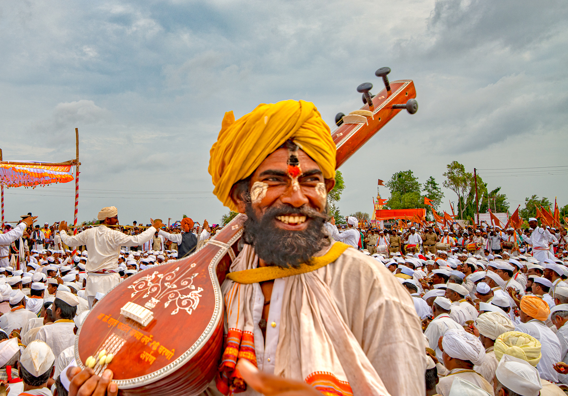 Musician and his tanpura 4082
