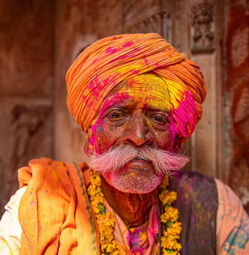 Old man at Holi 4146