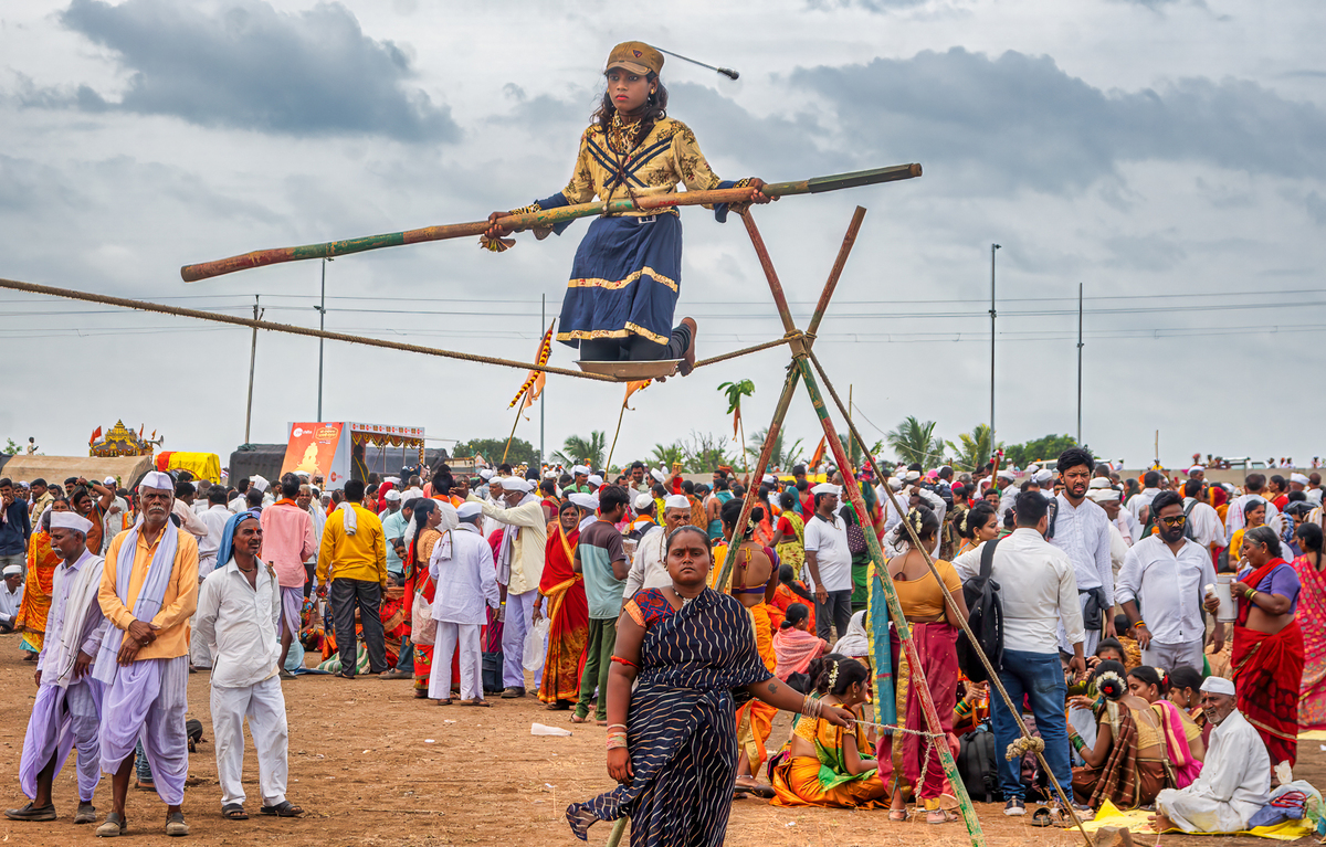 Girl and rope stunts 3936