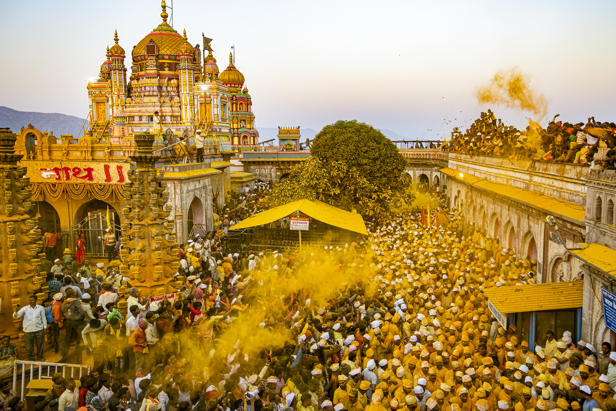 Morning jejuri crowd 4937
