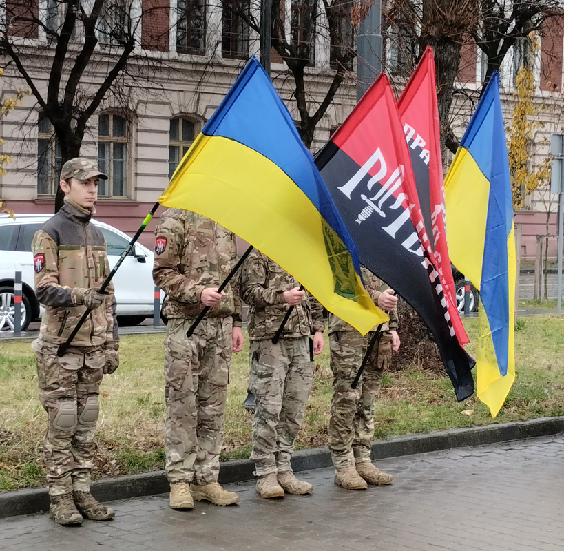 Приспущені прапори