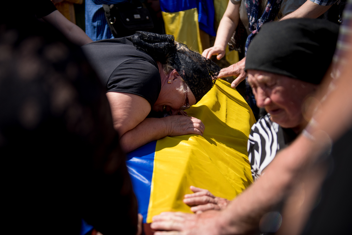 Похорони героя. Сльози