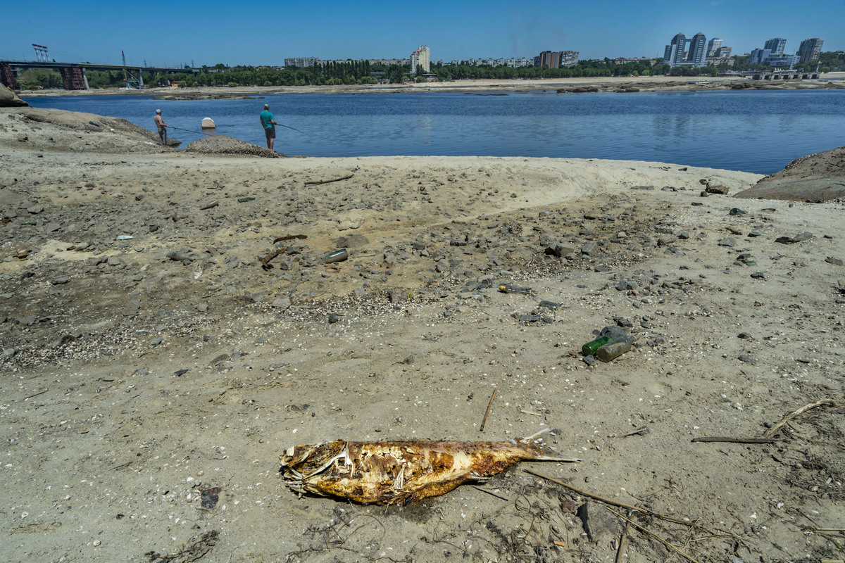 Lowering of the water level of the Dniper river in Zaporizhia after the collapse of the downstream Nova Kakhovka dam.