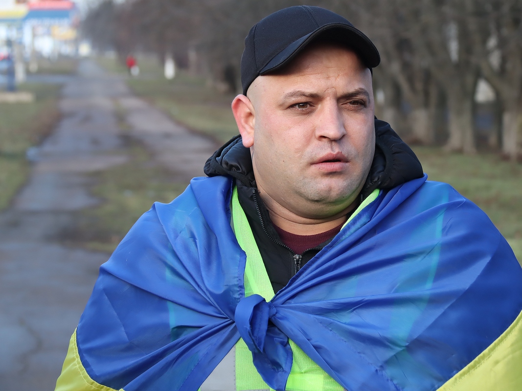 Військовий Володимир Букша продовжив свій піший марафон на протезі й милицях