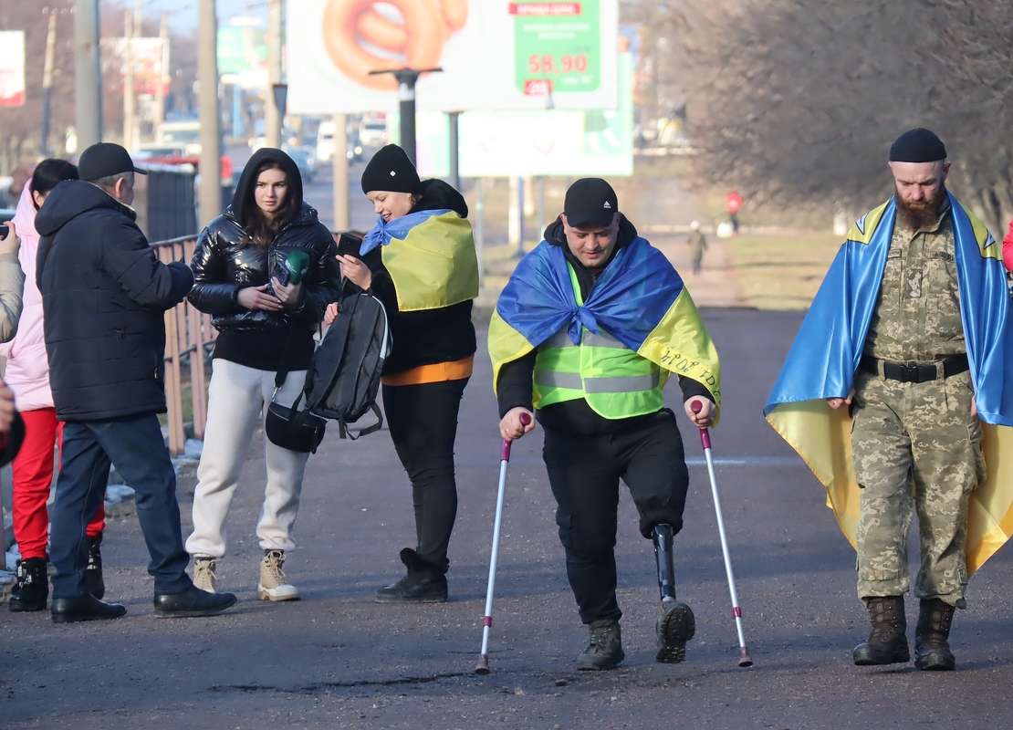Військовий Володимир Букша продовжив свій піший марафон на протезі й милицях