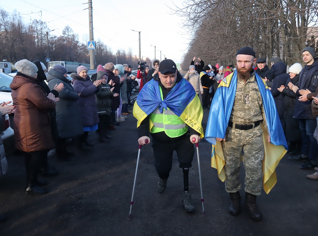 Військовий Володимир Букша продовжив свій піший марафон на протезі й милицях